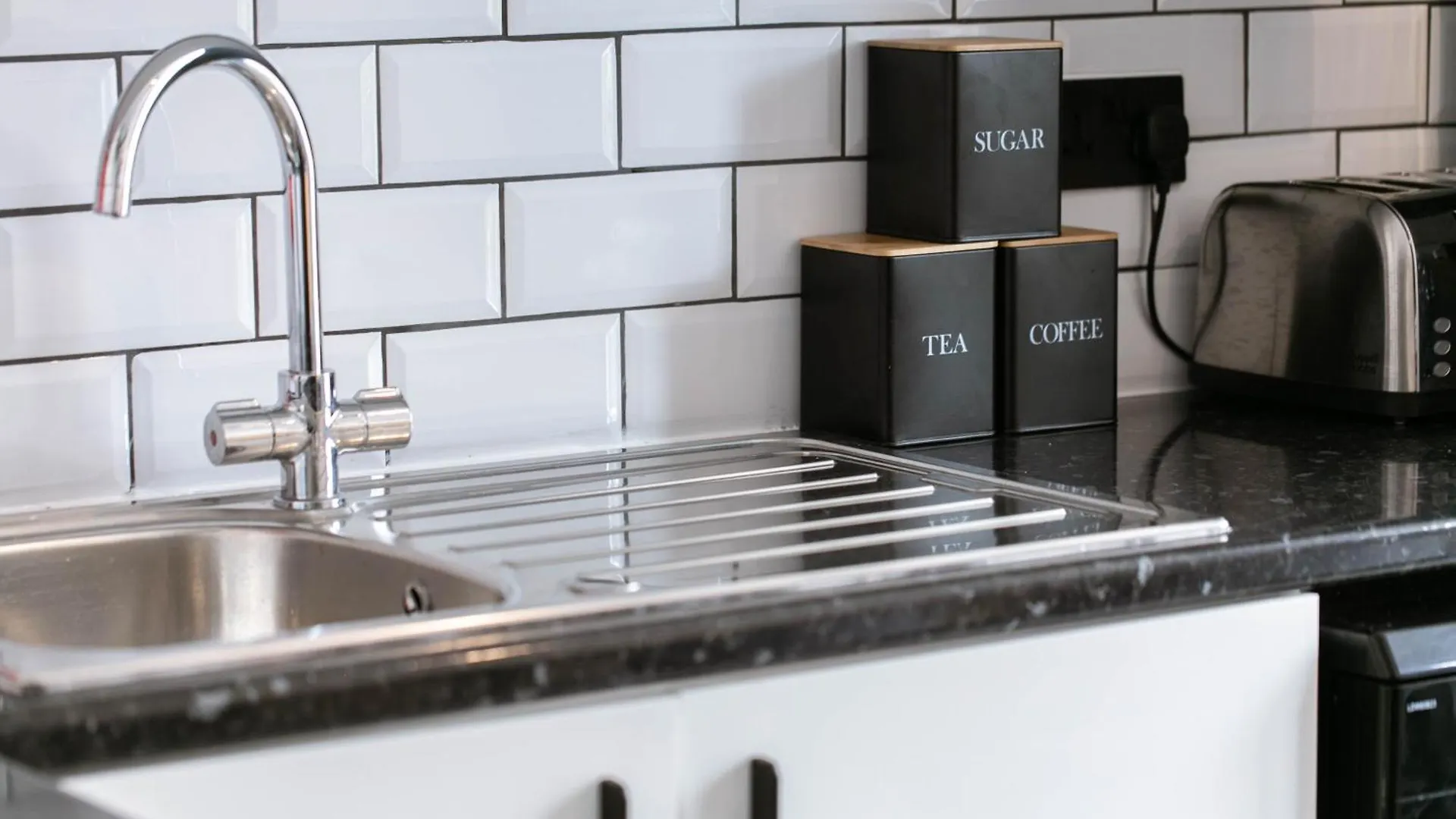 Central Apt Sleeps 6, Parking, Smart Tv, Garden, Contact For Discounted Prices Exeter 0*,