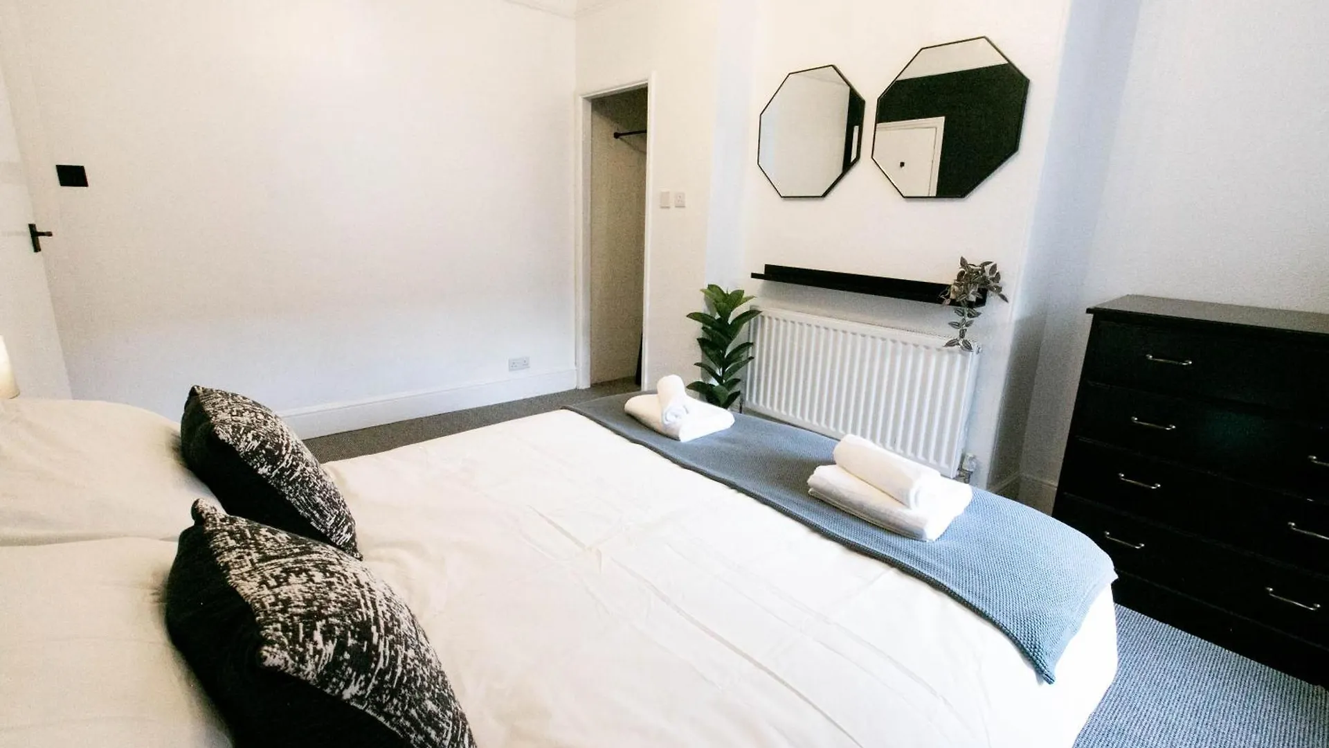 Apartment Central Apt Sleeps 6, Parking, Smart Tv, Garden, Contact For Discounted Prices Exeter