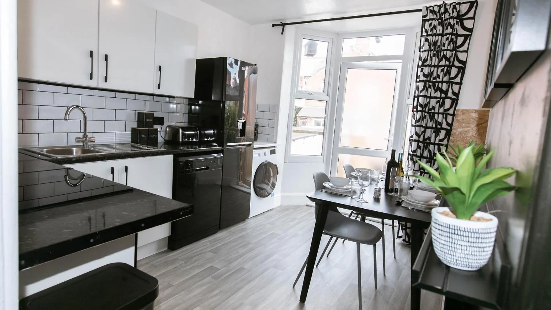 Central Apt Sleeps 6, Parking, Smart Tv, Garden, Contact For Discounted Prices Exeter Apartment